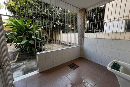 Casa à venda com 317m², 6 quartos e 2 vagas Casa à venda com 317m², 6 quartos e 2 vagasÁrea de Serviço