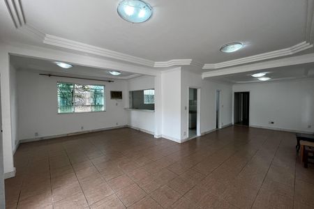 Casa à venda com 317m², 6 quartos e 2 vagas Casa à venda com 317m², 6 quartos e 2 vagasSala