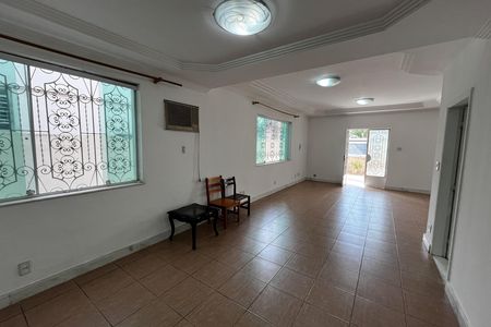 Casa à venda com 317m², 6 quartos e 2 vagas Casa à venda com 317m², 6 quartos e 2 vagasSala