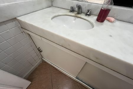 Casa à venda com 317m², 6 quartos e 2 vagas Casa à venda com 317m², 6 quartos e 2 vagasBanheiro Suíte 1