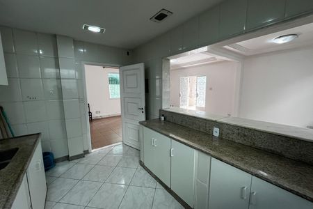 Casa à venda com 317m², 6 quartos e 2 vagas Casa à venda com 317m², 6 quartos e 2 vagasCozinha