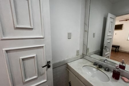Casa à venda com 317m², 6 quartos e 2 vagas Casa à venda com 317m², 6 quartos e 2 vagasBanheiro Suíte 1