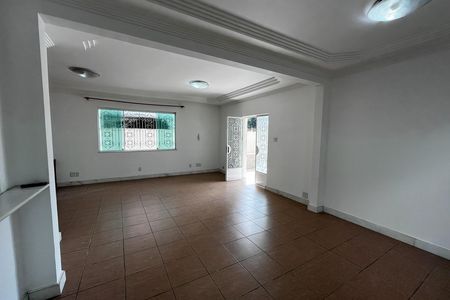 Casa à venda com 317m², 6 quartos e 2 vagas Casa à venda com 317m², 6 quartos e 2 vagasSala