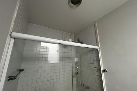 Casa à venda com 317m², 6 quartos e 2 vagas Casa à venda com 317m², 6 quartos e 2 vagasBanheiro Suíte 2