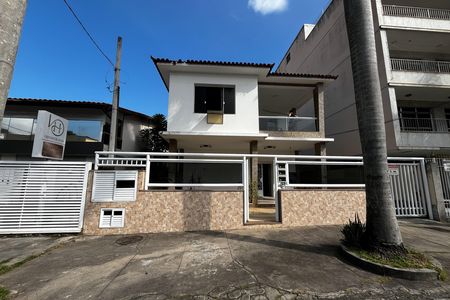 Casa à venda com 317m², 6 quartos e 2 vagas Casa à venda com 317m², 6 quartos e 2 vagasFachada