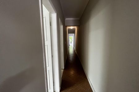 Casa à venda com 317m², 6 quartos e 2 vagas Casa à venda com 317m², 6 quartos e 2 vagasCorredor
