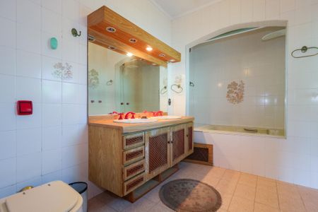 Casa para alugar com 350m², 6 quartos e 4 vagas Casa para alugar com 350m², 6 quartos e 4 vagasBanheiro da Suíte 1