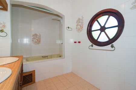 Casa para alugar com 350m², 6 quartos e 4 vagas Casa para alugar com 350m², 6 quartos e 4 vagasBanheiro da Suíte 1