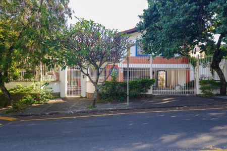 Casa para alugar com 350m², 6 quartos e 4 vagas Casa para alugar com 350m², 6 quartos e 4 vagasFachada