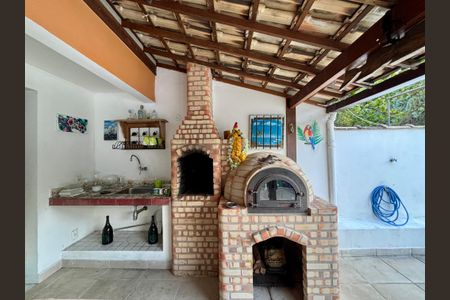 Casa à venda com 293m², 6 quartos e sem vaga Casa à venda com 293m², 6 quartos e sem vagaCobertura - churrasqueira