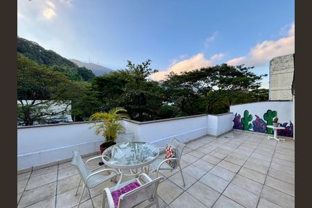 Casa à venda com 293m², 6 quartos e sem vaga Casa à venda com 293m², 6 quartos e sem vagaCobertura