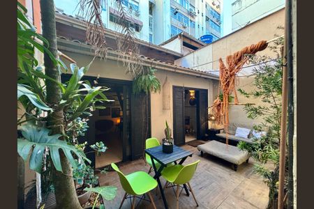 Casa à venda com 293m², 6 quartos e sem vaga Casa à venda com 293m², 6 quartos e sem vagaQuintal