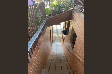 Casa à venda com 240m², 3 quartos e 4 vagas Casa à venda com 240m², 3 quartos e 4 vagasEscada