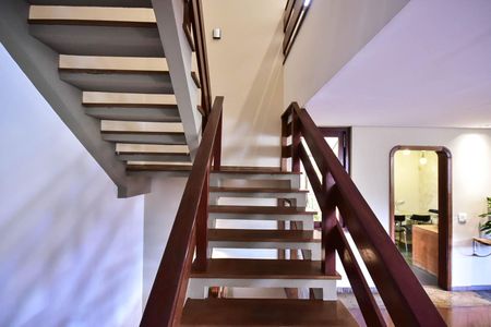 Casa à venda com 518m², 5 quartos e 4 vagasEscada