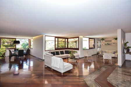 Casa à venda com 518m², 5 quartos e 4 vagasSala