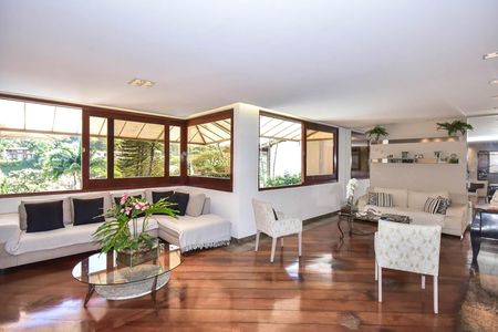 Casa à venda com 518m², 5 quartos e 4 vagasSala