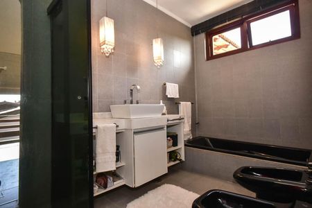 Casa à venda com 518m², 5 quartos e 4 vagasBanheiro Suíte 2