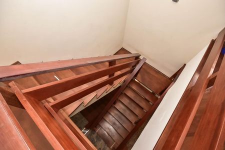 Casa à venda com 518m², 5 quartos e 4 vagasEscada