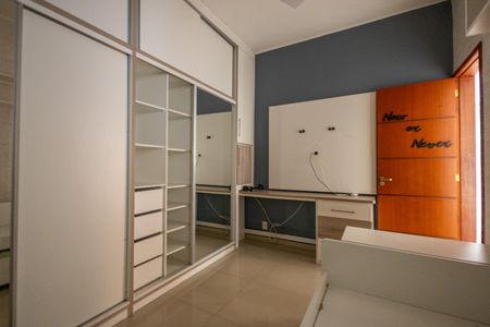 Casa de condomínio à venda com 320m², 3 quartos e 2 vagasQuarto 1