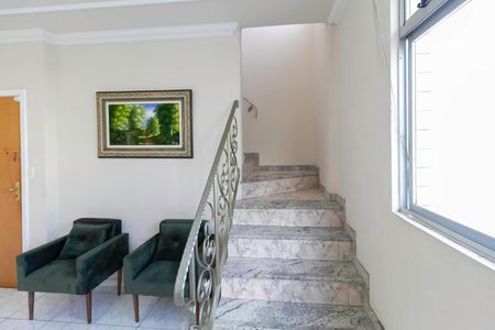 Apartamento à venda com 160m², 4 quartos e 2 vagas Apartamento à venda com 160m², 4 quartos e 2 vagasEscada