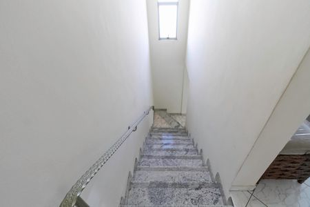 Apartamento à venda com 160m², 4 quartos e 2 vagas Apartamento à venda com 160m², 4 quartos e 2 vagasEscada