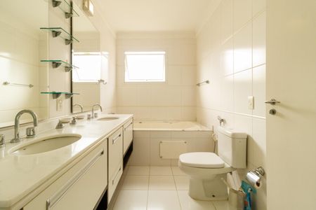 Casa de condomínio à venda com 237m², 3 quartos e 4 vagas Casa de condomínio à venda com 237m², 3 quartos e 4 vagasBanheiro da Suíte