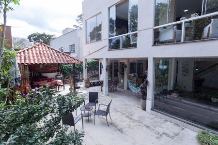 Casa de condomínio à venda com 417m², 4 quartos e 5 vagasQuintal