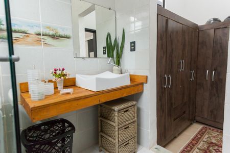 Casa de condomínio à venda com 417m², 4 quartos e 5 vagasBanheiro da Suíte 1