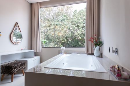 Casa de condomínio à venda com 417m², 4 quartos e 5 vagasBanheiroa da suite 2