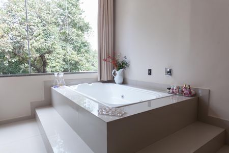 Casa de condomínio à venda com 417m², 4 quartos e 5 vagasBanheiroa da suite 2