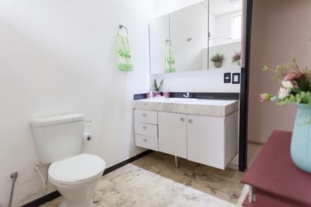 Casa de condomínio à venda com 417m², 4 quartos e 5 vagasBanheiro Social