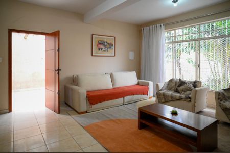 Casa para alugar com 200m², 3 quartos e 3 vagasSala