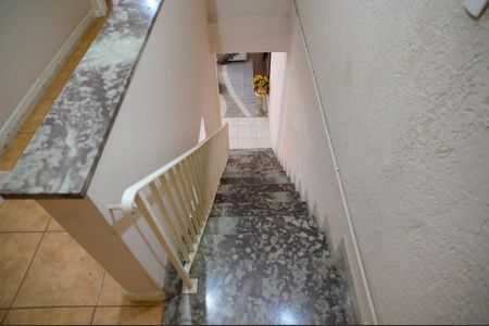 Casa para alugar com 200m², 3 quartos e 3 vagasEscada para Quartos