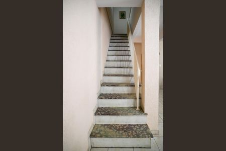 Casa para alugar com 200m², 3 quartos e 3 vagasEscada para Quartos