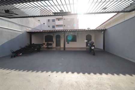 Casa para alugar com 150m², 2 quartos e 8 vagasFachada