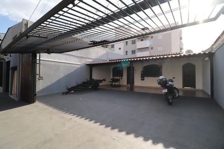Casa para alugar com 150m², 2 quartos e 8 vagasFachada