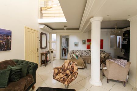 Casa à venda com 160m², 4 quartos e 2 vagas Casa à venda com 160m², 4 quartos e 2 vagasSala