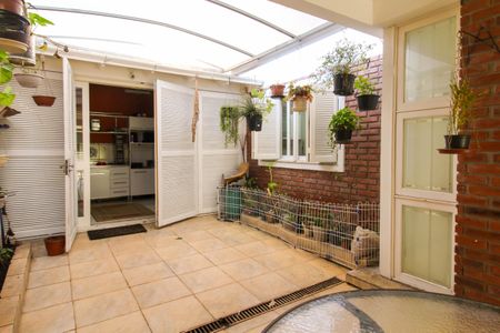 Casa à venda com 160m², 4 quartos e 2 vagas Casa à venda com 160m², 4 quartos e 2 vagasÁrea externa