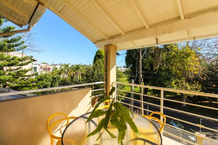 Casa à venda com 160m², 4 quartos e 2 vagas Casa à venda com 160m², 4 quartos e 2 vagasVaranda