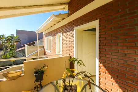 Casa à venda com 160m², 4 quartos e 2 vagas Casa à venda com 160m², 4 quartos e 2 vagasVaranda