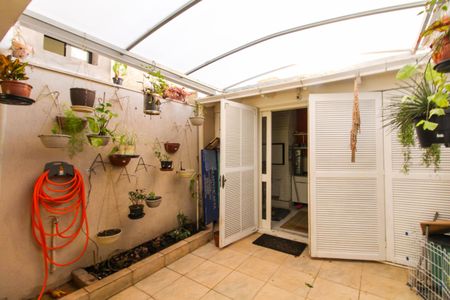 Casa à venda com 160m², 4 quartos e 2 vagas Casa à venda com 160m², 4 quartos e 2 vagasÁrea externa