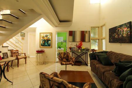 Casa à venda com 160m², 4 quartos e 2 vagas Casa à venda com 160m², 4 quartos e 2 vagasSala