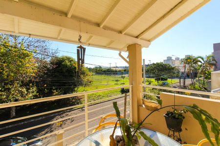 Casa à venda com 160m², 4 quartos e 2 vagas Casa à venda com 160m², 4 quartos e 2 vagasVaranda