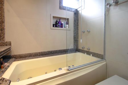 Apartamento à venda com 281m², 4 quartos e 3 vagasBanheiro da Suíte 2