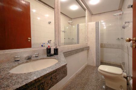 Apartamento à venda com 281m², 4 quartos e 3 vagasBanheiro da Suíte 1