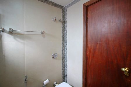 Apartamento à venda com 281m², 4 quartos e 3 vagasBanheiro da Suíte 2