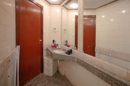 Apartamento à venda com 281m², 4 quartos e 3 vagasBanheiro da Suíte 1