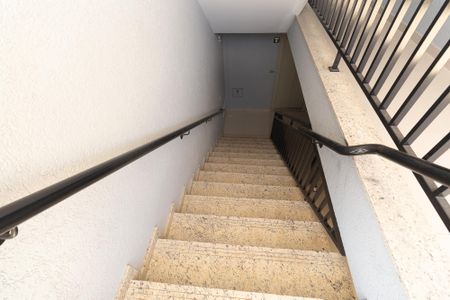 Apartamento à venda com 41m², 2 quartos e 1 vaga Apartamento à venda com 41m², 2 quartos e 1 vagaEscada