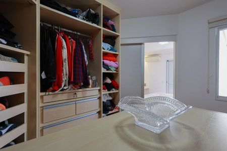 Apartamento à venda com 156m², 3 quartos e 3 vagasCloset da suíte 1