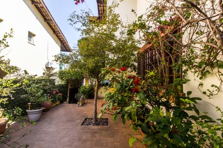 Casa de condomínio à venda com 353m², 4 quartos e 4 vagasQuintal